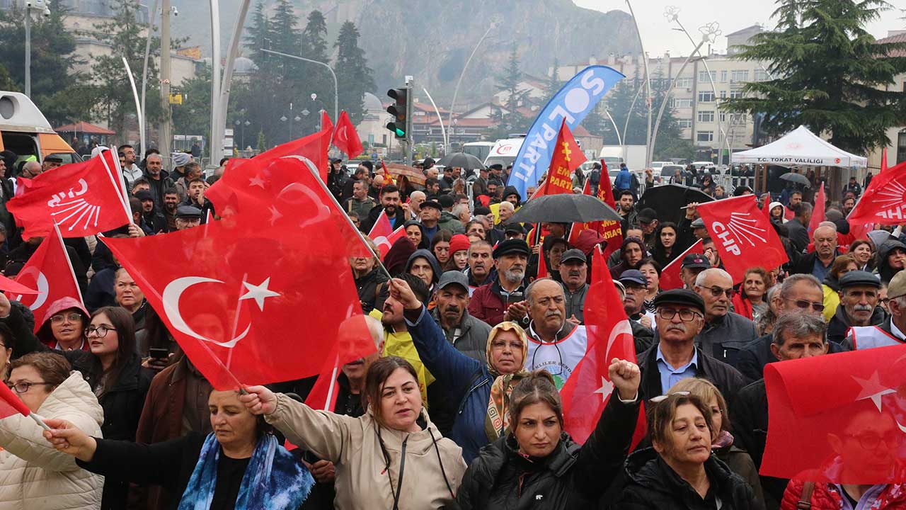 Des programmes de célébration ont été organisés à Tokat à l'occasion de la Journée du travail et de la solidarité du 1er mai. De nombreux citoyens ont assisté au programme de célébration organisé sur la place de la République.