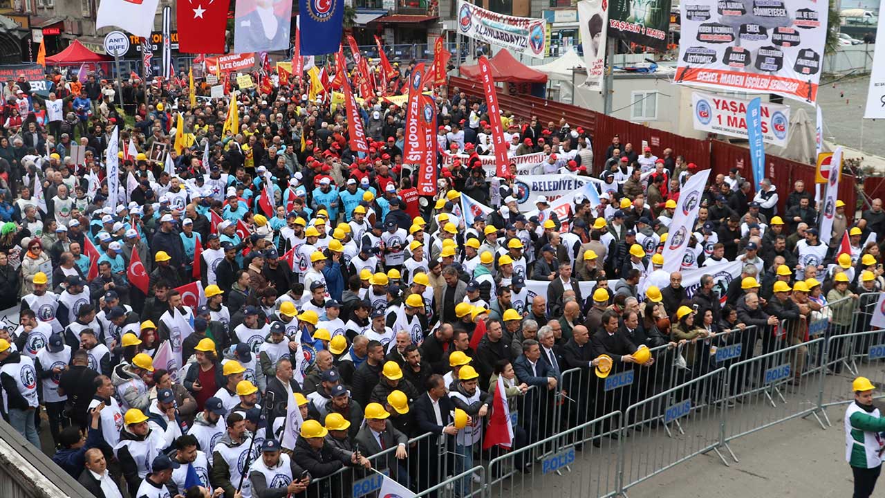 Des événements de célébration ont eu lieu devant le monument du mineur à Zonguldak à l'occasion de la Journée du travail et de la solidarité du 1er mai. Avant l'événement, les participants se sont rassemblés sur Station Street et ont défilé.