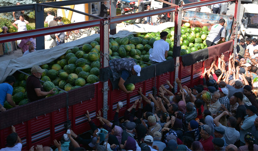 26 ton karpuzu bedava dağıttı! 45 dakikada bitti