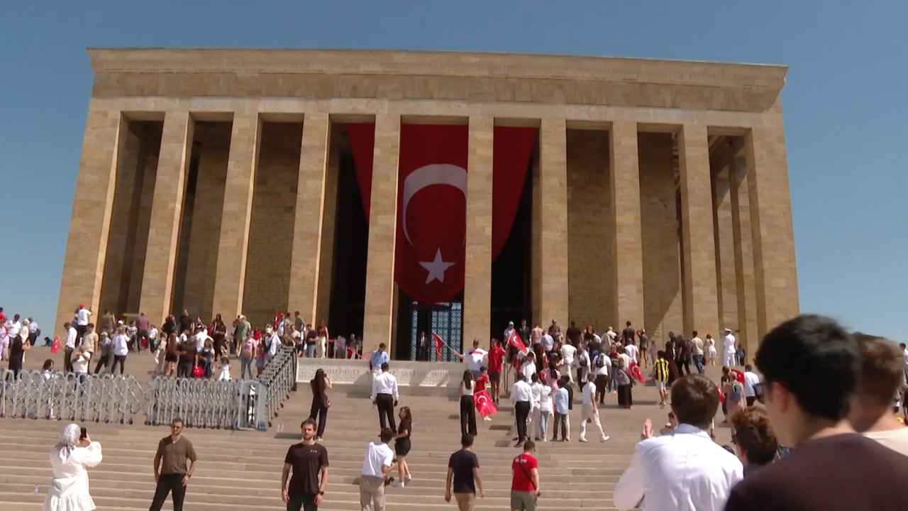 Ankara'da 30 Ağustos Zafer Bayramı'nın 103'üncü yıl dönümünde vatandaşlar Anıtkabir'e akın etti. 