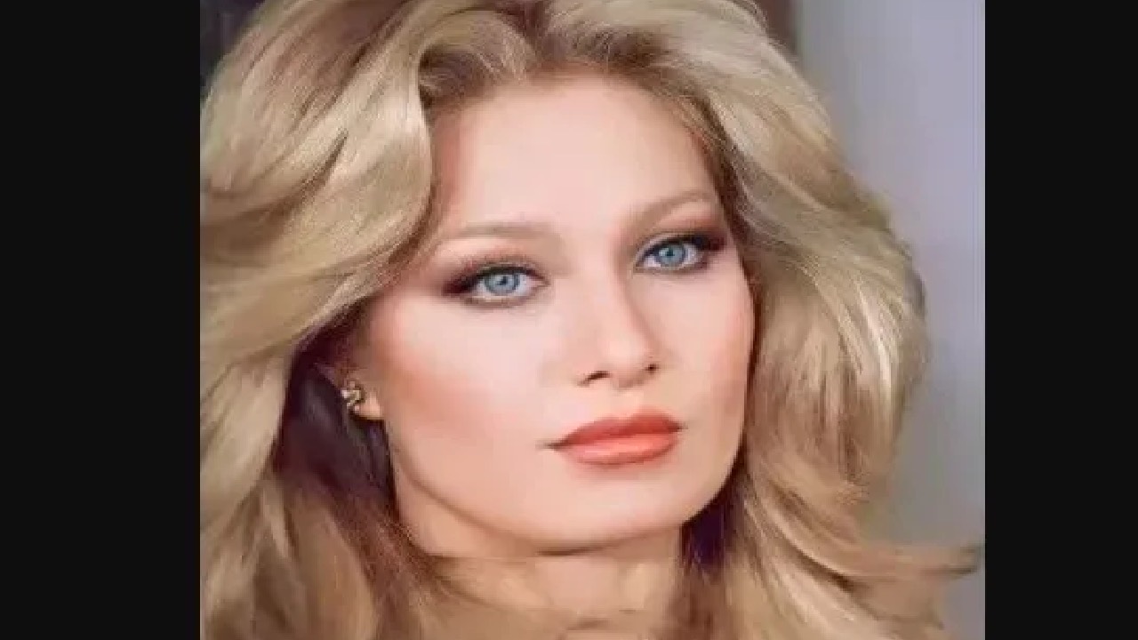 Henüz 17 yaşında sahneye çıkan Sayın, kısa sürede "Ses Kraliçesi" unvanını kazanarak Türkiye'nin gönlünde taht kurdu.