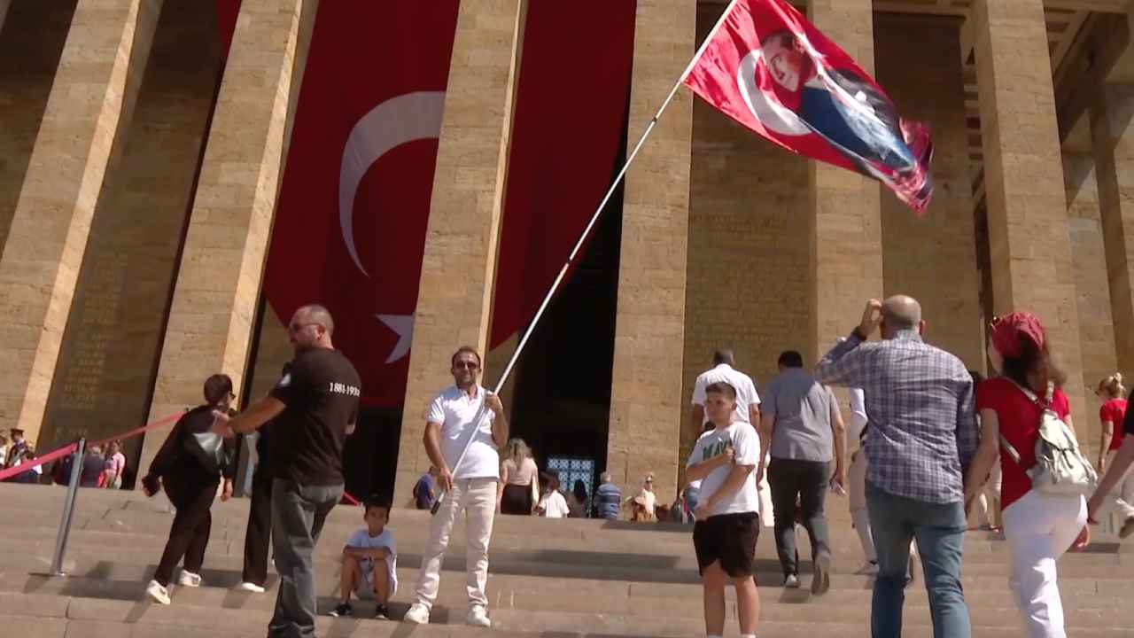 Türkiye'nin dört bir yanından Anırkabir'e gelen vatandaşlar Mustafa Kemal Atatürk, İsmet İnönü ve silah arkadaşlarını andı.
