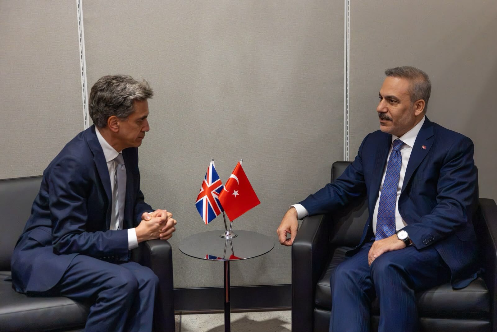 Bakan Fidan, Birleşik Krallık Dışişleri Bakanı Miliband ile görüştü