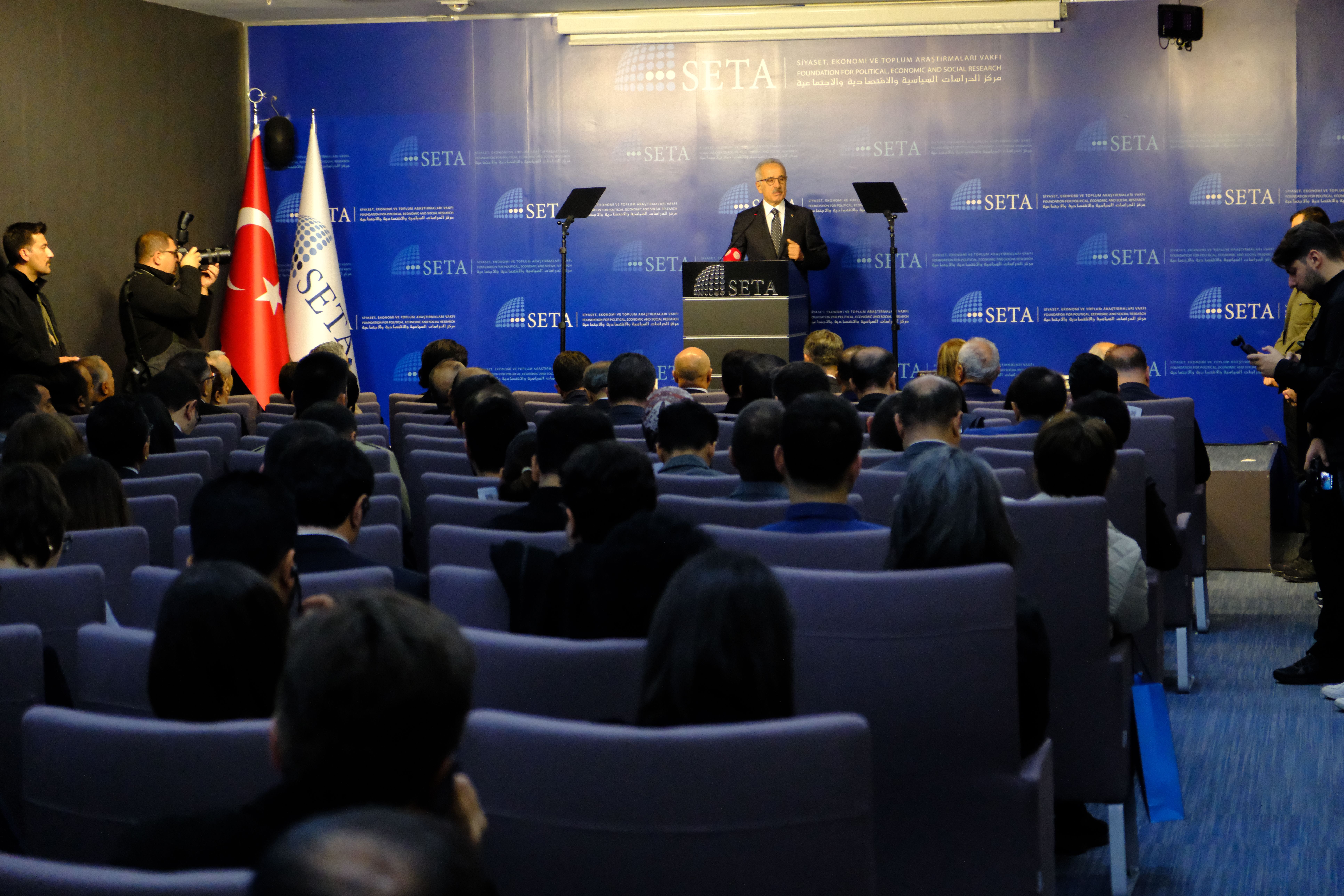 Bakan Uraloğlu: Basra Körfezi'ni Türkiye üzerinden Avrupa'ya bağlayacak yeni bir lojistik omurga oluşturuyoruz