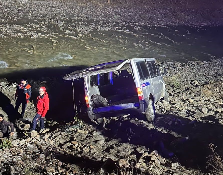 Hakkari'de kaçak göçmenleri taşıyan minibüs dereye yuvarlandı: 20 yaralı
