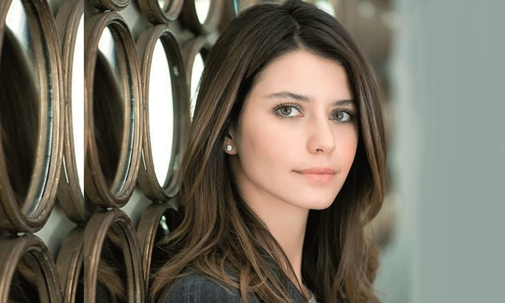 Beren Saat, paylaştığı fotoğrafla hayranlarını korkuttu