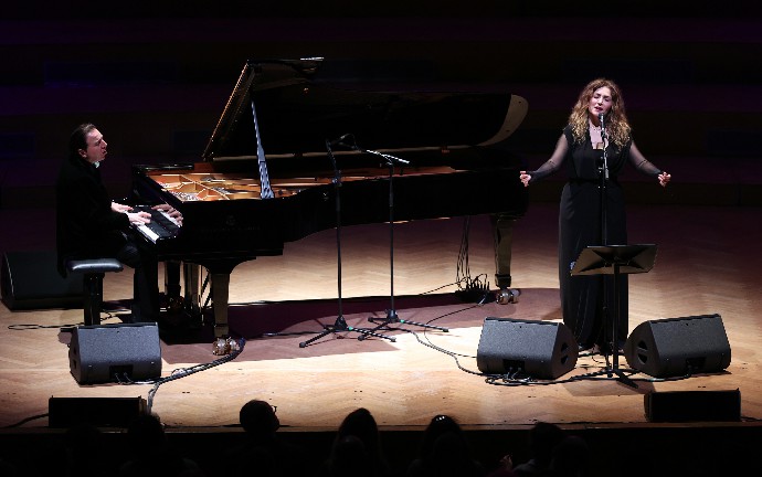 Dünyacı ünlü piyanist Fazıl Say ile solist Serenad Bağcan, Belçika'da, Kahramanmaraş merkezli depremlerden etkilenenler için yürütülen yardım kampanyası kapsamında sahne aldı.