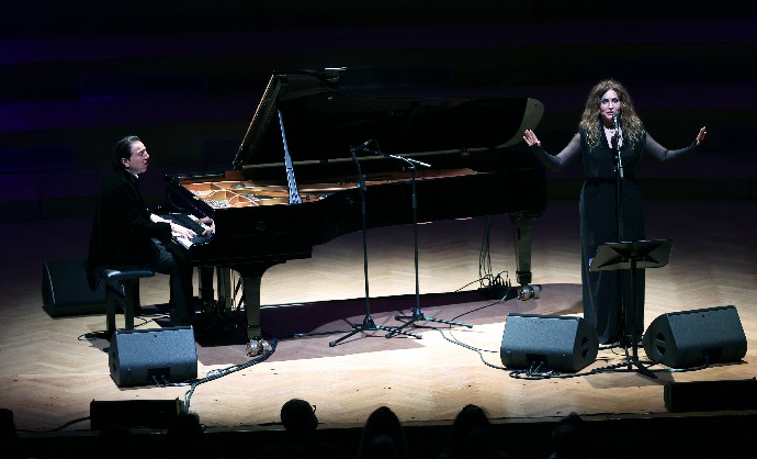 Ardından sanatçılar, sevilen eserleri depremzedeler için seslendirdi.