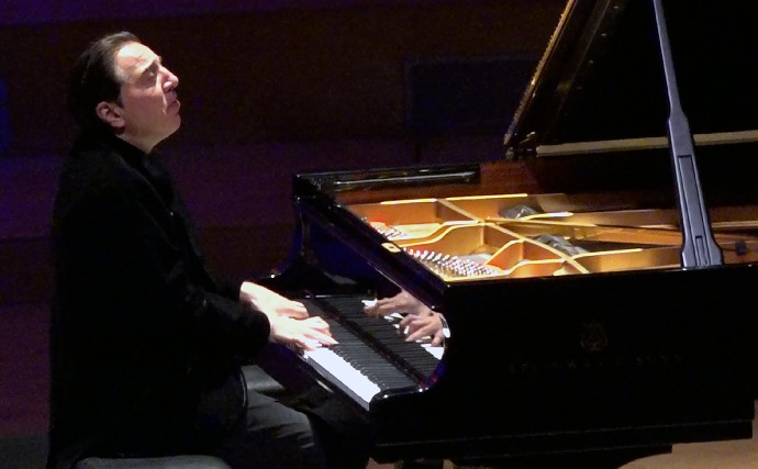 Konsorsiyum; Caritas International, Belçika Kızılhaçı, Handicap International, Dünya Doktorları, Oxfam Belçika, Plan International ve UNICEF Belçika adlı yardım kuruluşlarından oluşuyor. Bağışlar, konsorsiyumun "BE19 0000 0000 1212" numaralı hesabına veya "www.1212.be" internet sitesine yapılabiliyor. Ayrıca SMS göndererek her mesajla 1 avro bağış yapılabiliyor.