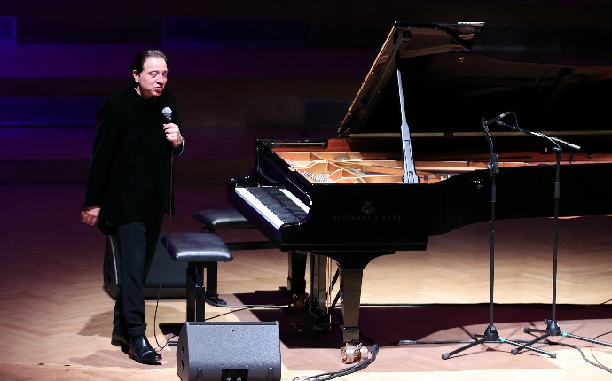 Fondation De France işbirliğinde Paris'in Olympia Konser Salonu'nda 14 Mart'ta düzenlenen konser, Fransız devlet kanalı France 2'nin de aralarında olduğu çok sayıda televizyon kanalı tarafından canlı olarak yayınlanmıştı.