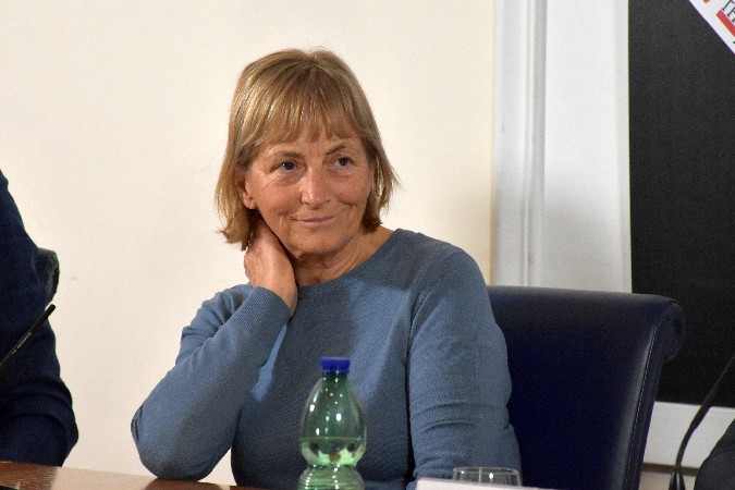 İtalya'dan Çin'e yürüyerek ulaşmayı planlayan 73 yaşındaki İtalyan gezgin Cammorata, seyahatinin ilk kısmını, bu sırada ziyaret ettiği Türkiye’ye dair izlenimlerini ve seyahatinin bir sonraki bölümünü AA muhabirine değerlendirdi.

Turuna 26 Nisan 2022'de gezisine ilham kaynağı olan ünlü gezgin Marco Polo'nun kenti Venedik'ten başladığını anlatan Cammorata, "Seyahatimin ilk bölümü Gürcistan da dahil 8 ay sürdü. Önce Slovenya ve Hırvatistan'ı geçtim sonra Sırbistan, Bulgaristan ve Türkiye'ye geldim." dedi.

"TÜRKİYE NAPOLİ GİBİ"

Cammorata, Türkiye'yi çok sevdiği Napoli kentine benzettiğini belirterek "Burada şunu söylemeliyim ki Türkiye'ye gelir gelmez Napoli’ye benzettim ve 'Napoli gibi' dedim. Tabii bunu kötü anlamda söylemiyorum, aksine Napoli'yi çok seviyorum. Türkiye'de Napoli havası edindim. Harika, büyüleyici bir yer." diye konuştu.

"ATATÜRK'ÜN MOZALESİNİ ZİYARET ETMEK İSTEDİM VE YAPTIM"

Yürüyerek katettiği ülkelerdeki arkeolojik kalıntıları da ziyaret eden Cammorata, "Türkiye'deki gezime İzmir ve çevresinden başladım. Önemli arkeolojik bir merkez olan Efes'i ziyaret ettim, oradan Pamukkale'ye geçtim. Kapadokya'ya da gittim. Benim niyetim aslında Türkiye'nin orta kesimlerine gitmek değildi ama Ankara'ya gitmek hedeflerim arasındaydı. Çünkü orada Anıtkabir'i, Atatürk'ün mozolesini ziyaret etmek istedim ve yaptım. Elektronik kayıt defterini de imzaladım." ifadelerini kullandı.