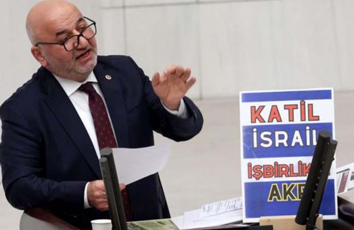 Saadet Partisi Kocaeli Milletvekili Hasan Bitmez, 12 Aralık Salı günü TBMM’de 2024 bütçesi görüşüldüğü sırada iktidarın İsrail politikasını eleştiriyordu. 7 Ekim’de Hamas’ın İsrail’in işgali altındaki topraklara yönelik başlattığı “Aksa Tufanı” harekatı sonrası Gazze’de sivil yerleşimleri hedef alan Tel Aviv yönetimiyle ticari ilişkilerin durdurulmamasına tepki gösteren Bitmez, iktidarı işbirlikçilikle itham etmişti.
Bitmez’in “Katil İsrail, İşbirlikçi AKP” yazılı pankartla Meclis kürsüsünde konuşma yapması iktidar partisinden milletvekillerini kızdırmıştı.
Hasan Bitmez konuşmasını yaptığı esnada AK Partili milletvekilleri Bitmez’e tepki gösterdi. Bitmez ise Sezai Karakoç’un şiirini okuduktan sonra sözlerini tamamlarken, “Tarihin azabından kurtulsanız Allah’ın gazabından kurtulamayacaksınız” ifadelerini kullandı. Ardından fenalaşarak bayılan Bitmez’in yere düşmesi üzerine AK Parti sıralarından ise “Allah’ın gazabı böyle olur işte” sözleri Meclis tutanaklarına yansıdı. Bitmez 14 Aralık 2023'te hayatını kaybetti.