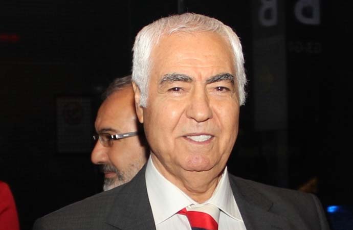 Türk Halk Müziği’nin en tanınmış isimlerinden olan Nuri Sesigüzel, 20 Mayıs 2023’te kalp yetmezliği nedeniyle yaşamını yitirdiğinde 85 yaşındaydı.
1963’te sinemaya dünyasına giren Nuri Sesigüzel, çok sayıda filmde yer aldı. “Kore Dağlarında Kar Bölük Bölük” adlı ilk plağını çıkardıktan sonra “Sarı Sabahlık“, “Ağlayan Gözlerim“, “Aynaya Baktım Saç Beyaz Olmuş” türküleriyle altın plak ödülünü kazanan Sesigüzel, söylediği türkülerin çoğunun bestesi kendi yaptı. Sanatçı 1963’ten 1995’e kadar 57 türkü besteledi.
