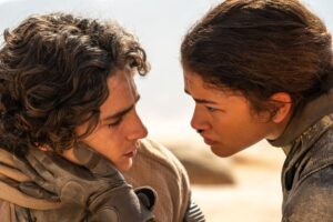 Timothée Chalamet, Zendaya, Florence Pugh ve Javier Bardem canlandırdıkları karakterler hakkında merak edilenleri yanıtladı. Filmin başrol oyuncusu Timothée Chalamet, bölüm ikide Paul karakterinin çocuksu figürden çıkıp olması gereken adama dönüşümünü izleyeceğimizi söylerken, “En çok gurur duyduğum proje bu olabilir” yorumunu yaptı.