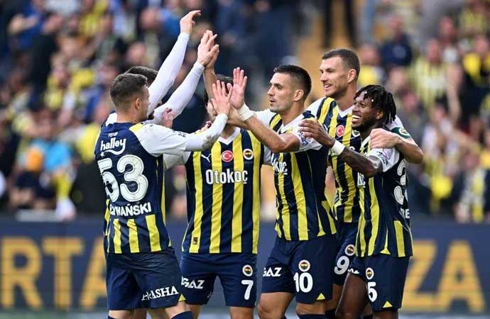 Fenerbahçe’ye Olympiakos maçı öncesinde 3 müjdeli haber birden geldi. Sakatlığı bulunan Alexander Djiku, Joshua King ve Cengiz Ünder bugün yapılan idmanda takımla birlikte çalıştı. Sarı-lacivertlilerde ameliyat olan Jayden Oosterwolde'nin dışında tek eksik Mert Hakan Yandaş.