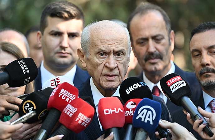 MHP lideri Bahçeli, bayram sabahı partisinin merhum kurucusu Alparslan Türkeş'in mezarını ziyaret etti. Bahçeli, ziyaretin ardından Cumhur İttifakı'na yönelik yeni mesajlar verdi.