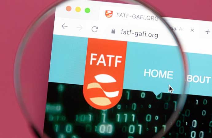 FATF, 2021 yılında Türkiye'yi kara para aklama ve terörizmin finansmanı ile mücadelede geride kaldığı gerekçesiyle aldığı, gri listeden çıkardı.