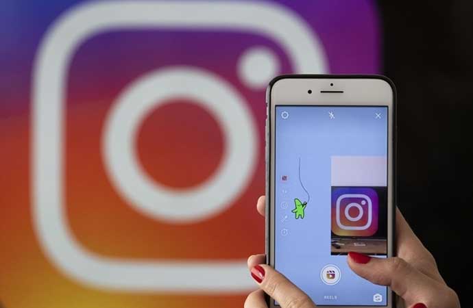 Instagram, platformu geliştirmeye yönelik çalışmalarını sürdürüyor. Meta geliştiricileri son olarak, içerik üreticilerinin kendilerinin yapay zeka chatbot versiyonlarını yapmasını destekleyecek bir güncelleme üzerine çalışıyor.