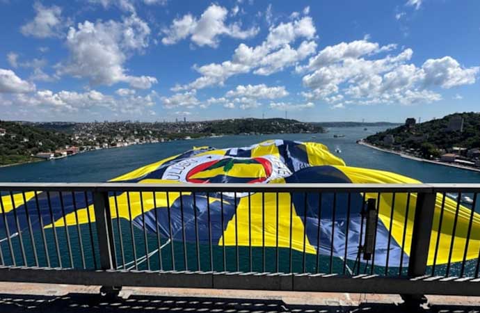 Basketbol Süper Ligi'nde şampiyon olan Fenerbahçe Beko'nun bayrakları, 15 Temmuz Şehitler Köprüsü, Fatih Sultan Mehmet Köprüsü ve Yavuz Sultan Selim Köprüsü'ne asıldı.