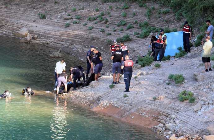 Muğla'nın Menteşe ilçesinde Kazan Göletine serinlemek için giren Suriye uyruklu 2 kardeş ve anneleri boğularak hayatını kaybetti. Gölette boğulan 3 kişinin cenazesi, Muğla Büyükşehir Belediyesi Sualtı Dalgıç ekibi tarafından göletten çıkarıldı.