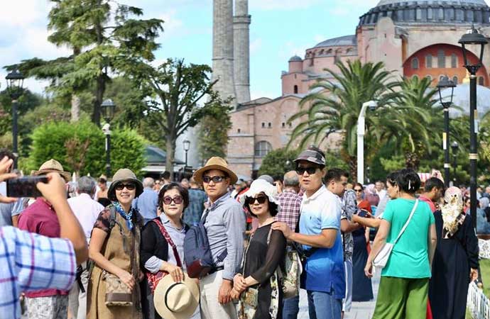 İstanbul'da yılın ilk 5 ayında ağırlanan turist sayısı 2023'ün aynı dönemine göre yüzde 10,31 arttı. Kenti ilk 5 ayda ziyaret eden kişi sayısı 6 milyon 923 bin 768 oldu.