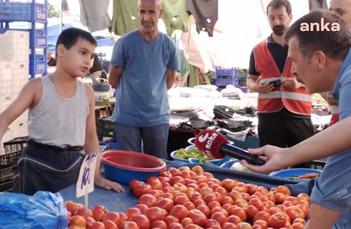 TİP Genel Başkanı Erkan Baş’ın ziyaret ettiği pazarda tezgahtarlık yapan bir çocuk işçi, “Benim yaşımdaki çocuklar mahallede top oynuyorlar. Benim 4-5 günüm pazarda geçiyor” ifadeleriyle dert yandı.