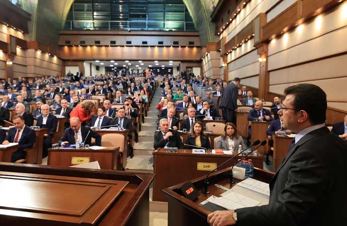 İBB Meclisi'nde, eski dönemde çoğunluğu elinde bulunduran AKP grubu, kentin en değerli noktalarından biri olan Levent’teki İETT garajı arazisinin de aralarında bulunduğu İBB’ye ait parsellerin yeşil alan ilan edilmesine karar vermişti. Söz konusu karar yeni dönemde CHP'nin çoğunluk oyları ile reddedildi. 