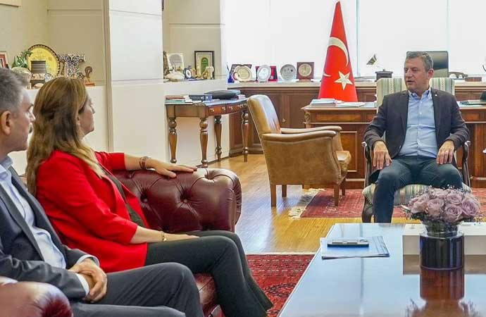 DİSK Genel Başkanı Arzu Çerkezoğlu ve Genel Başkan Yardımcısı Remzi Çalışkan, CHP lideri Özgür Özel'i Genel Merkez'deki makamında ziyaret etti.