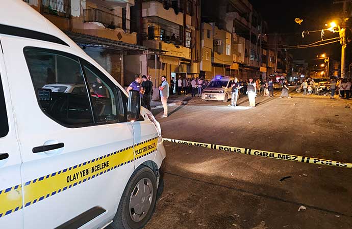 Adana’da Hasan İplikçi isimli vatandaş, caddede iki kişi arasında çıkan silahlı çatışmada hayatını kaybetti. Çatışma sırasında çevredeki evin balkonunda oturan bir kişi de yaralandı.