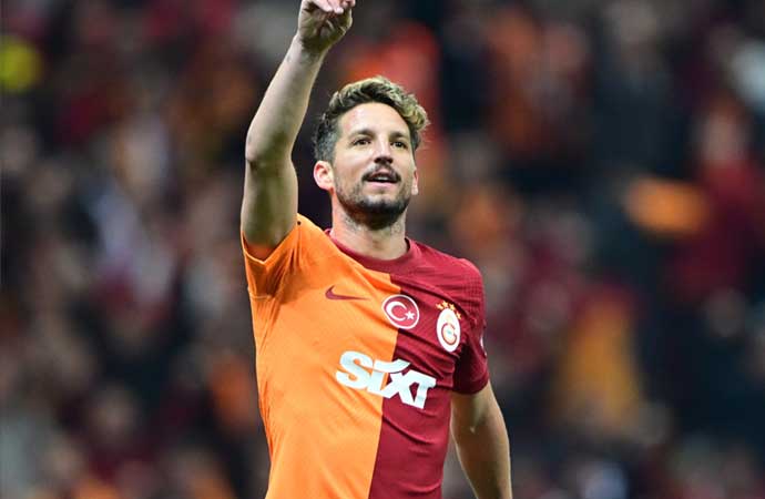 Galatasaray, tecrübeli futbolcusu Dries Mertens'in sözleşmesini 2024-2025 sezonunun sonuna kadar uzattı.  