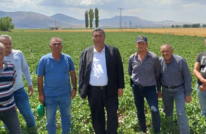 CHP’li Ömer Merih Gürer, patates üreticilerini ziyaret etti. Tarlada işçinin, raftaki ürünü alırken ise tüketicinin mağdur olduğunu belirten Gürer, “Çiftçinin patates üretim maliyeti 8- 10 lira arası iken patatesi tarlada tüccarın insafına bırakılıyor' dedi.