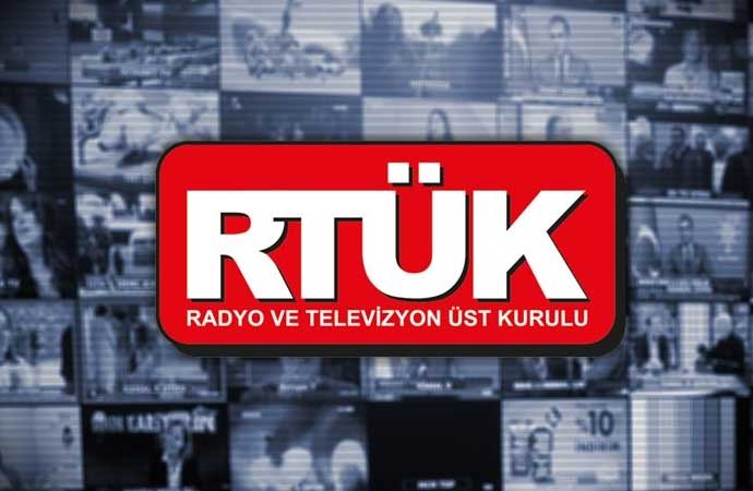 TELE1 de dahil olmak üzere muhalif televizyon kanallarına ceza yağdıran RTÜK, şimdi de müzik kliplerine kafayı taktı. RTÜK Başkanı Ebubekir Şahin, TV ve radyo kanallarına müzik kliplerindeki çıplaklık ve şarkılarda yer alan argo ifadeler ile ilgili uyarı yazısı gönderdi.