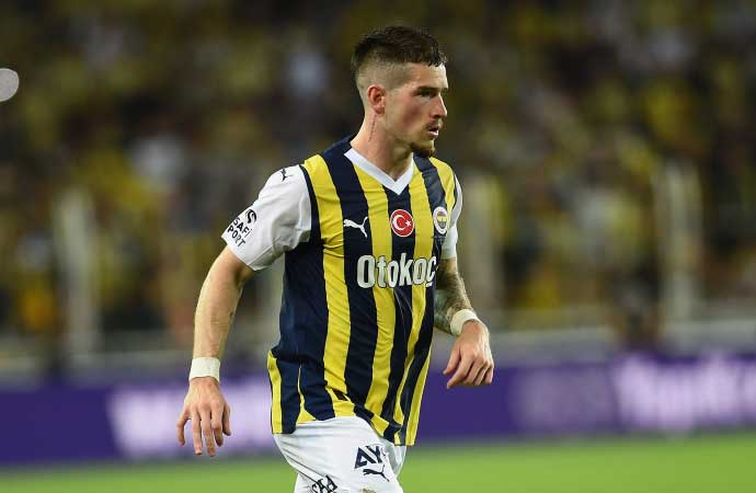 Fenerbahçe'de geçen sezon forma şansı bulamayan Ryan Kent'in takımdan ayrılacağı iddia edildi. İngiliz basınının haberine göre, 27 yaşındaki futbolcu üç kulüp ilgileniyor.