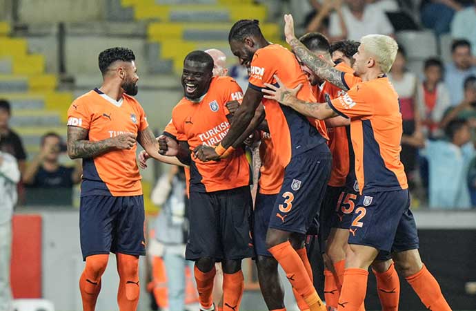 Başakşehir, UEFA Konferans Ligi play-off turu rövanş maçında İrlanda temsilcisi St. Patrick's takımını 2-0 mağlup ederek gruplara kalmayı başardı.