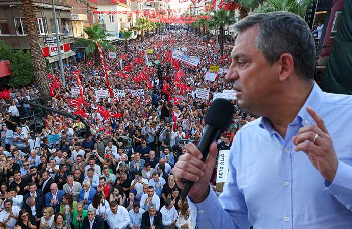 CHP lideri Özgür Özel, memleketi Manisa’da düzenlenen Çiftçi Mitingi’nde açıklamalarda bulundu. Özel, “Bunlar döndüler, dolaştılar, bizim ürünümüze geçen seneki fiyatı bile çok gördüler. Bu şartlar altında geçim olmuyor, doğru mu? O zaman seçim olsun mu? Başka çaresi yok bu işin” dedi.