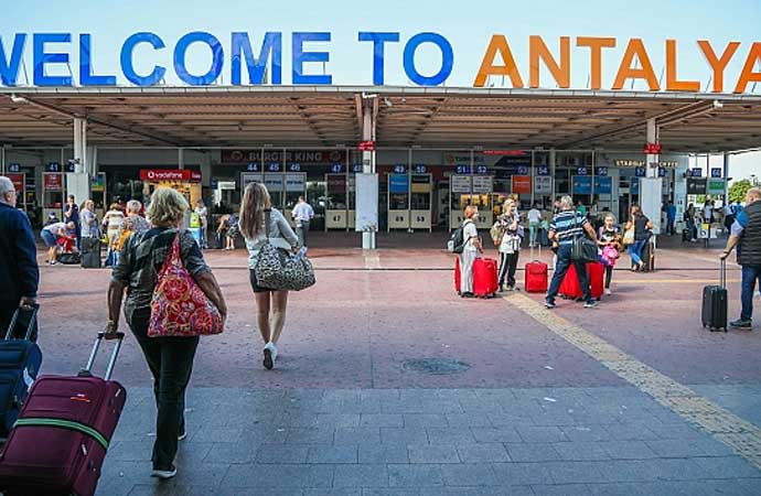 Ulaştırma ve Altyapı Bakanı Abdulkadir Uraloğlu, dün Antalya Havalimanı'nında rekor kırıldığını açıkladı. Uraloğlu, 'Bir günde havalimanımızı 203 bin 304 dış hat yolcusu, 19 bin 913 iç hat yolcusu olmak üzere toplam 223 bin 217 yolcu kullandı' dedi.