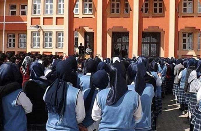 Laiklik Meclisi, kız öğrencilerle ilgili “Başını örtmeyen öğrenciye karışırız” diyen Bursa Mahmut Celalettin Ökten İmam Hatip Ortaokulu Müdürü Ergin Kaya Kırbıyık hakkında suç duyurusunda bulundu.