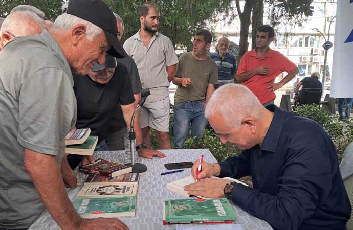 TELE1 Genel Yayın Yönetmeni Merdan Yanardağ, Hopa Kültür Sanat Evi ve Hopa Belediyesi'nin iş birliğiyle düzenlenen '2. Kazım Koyuncu Kültür, Sanat ve Çocuk Şenliği’ne katıldı. Burada gerçekleştirilen söyleşide konuşan Merdan Yanardağ, 'AKP, 12 Eylül'ün çocuğudur, Amerikancı ve Siyonistlerin desteğiyle kurulmuş bir partidir ve o yüzden ticareti İsrail’le zor kestiler...Türkiye’nin bir yıl içerisinde erken seçime götürülmesi düşüncesindeyim. Bu iktidardan kurtulmanın tek yolu budur' dedi.