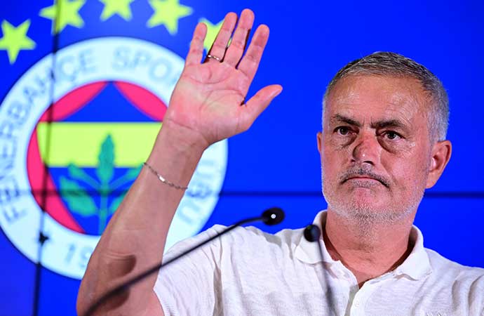 Fenerbahçe Teknik Direktörü Jose Mourinho; Lille maçı öncesi yaptığı açıklamada, 'Eğer bana 'Şampiyonlar Ligi'ni kazanabilir misiniz' diye sorarsanız, şunu derim: Her şey mümkün ama ben mucizelere inanmam. Ama bana 'Avrupa Ligi'ni kazanabilir misiniz' derseniz, 'Evet kazanabiliriz' derim. Ama Şampiyonlar Ligi'nde oynamayı tercih ederim' dedi. Mourinho, ayrıca orta sahaya transfer ile ilgili sorulan soruyu da yanıtladı. 