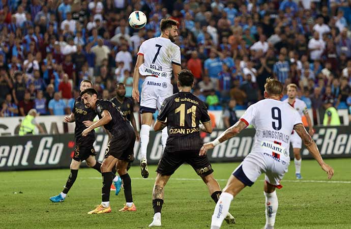 Trabzonspor, UEFA Avrupa Ligi 3. ön eleme turunda Avusturya temsilcisi Rapid Wien’e sahasında 1-0 mağlup oldu. Bordo mavili ekip, tur şansını rövanş maçına bıraktı.