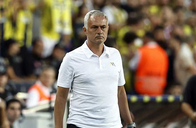 Fenerbahçe Teknik Direktörü Jose Mourinho, yeni transfer Kostic ve ocak ayında takıma katılması beklenen Medina ile ilgili sorulan soruları yanıtladı. Mourinho, Kostic için, “Çok yaratıcı bir sol bek, orada bir eksiklik yaşıyorduk. Birçok pozisyonda oynayabiliyor. Bize sunabilecek çok şeyi var” dedi. Portekizli teknik adam Medina ile ilgili ise, “Medina hakkında konuşamam. O şu anda Boca Juniors oyuncusu. Bir şey söyleyebilecek durumda değilim” ifadelerini kullandı.