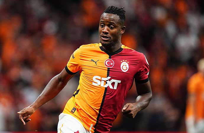 Galatasaray’da forma giyen eski Fenerbahçeli futbolcu Michy Batshuayi, cumartesi günü oynanacak derbi öncesinde sosyal medya hesabından ‘kum saati’ detayının yer aldığı bir paylaşım yaptı.