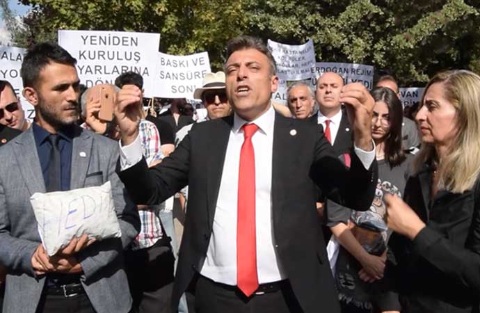 Yenilik Partisi Genel Başkanı Öztürk Yılmaz, parti üyeleri ile birlikte Ankara'da Saray'ın yakınındaki Gazi Parkı'nda bir araya gelerek acil seçim çağrısı yaptı. Yılmaz, 'Eğer başta kalırlarsa halk daha fazla fukaralaşacak. Türkiye'de en önemli şey, sabah erken kalkıp, ucuz ekmek, ucuz et kuyruğuna girmek oldu. Eğer biz, halksak, senin bütün kalelerini yıkacağız. Seni sandıkla, seçimle alaşağı edeceğiz' dedi. 