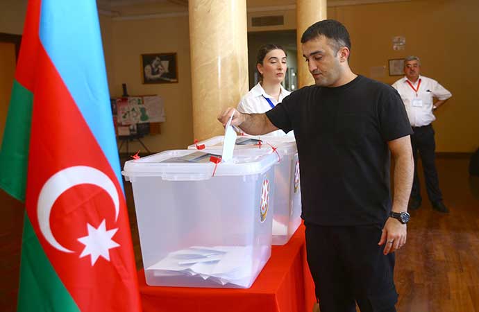 Azerbaycan, Milli Meclis üyelerini belirlemek için sandık başında. Seçimde, 125 sandalye için 990 aday yarışıyor. Oy kullanma işlemi bugün yerel saatle 08.00'de başladı.