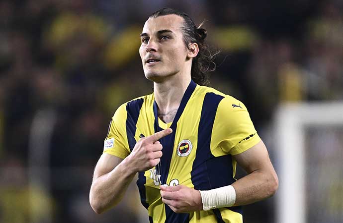 Fenerbahçe, Antalyaspor maçında sakatlanan Çağlar Söyüncü'nün son durumu hakkında açıklama yaptı. Sarı lacivertli ekip, milli oyuncunun sol arka adelesinde kanama ve ödem tespit edildiğini duyurdu.