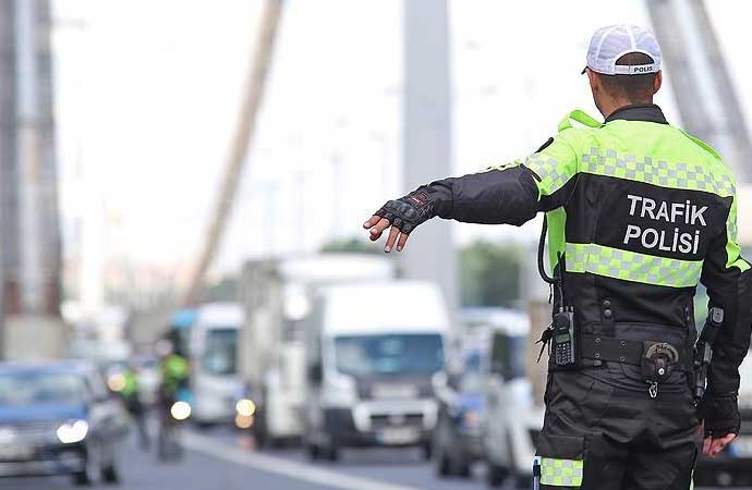 İçişleri Bakanı Ali Yerlikaya, Türkiye’de 1 haftada 2 milyondan fazla aracın denetlendiğini açıkladı. Yerlikaya, denetimler kapsamında 445 bin 375 sürücüye işlem yapıldığını belirtti.