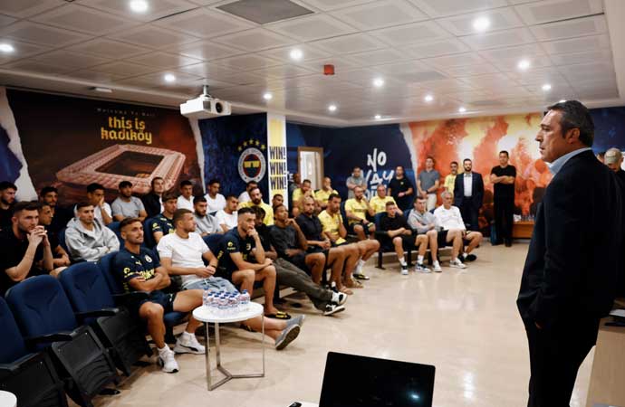 Süper Lig'de cumartesi günü ezeli rakibi Galatasaray'ı ağırlayacak olan Fenerbahçe'de Başkan Ali Koç ve yönetimi, futbolculara başarılar diledi.