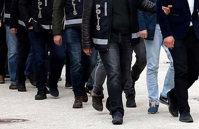 FETÖ'ye yönelik İzmir merkezli soruşturmada, 11 ilde operasyon düzenlendi. Operasyonlarda 12 şüpheli gözaltına alındı.