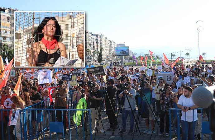 İzmir’de hayvan hakları savunucuları ve 48 kuruluş, imzaladıkları deklarasyon ile sokak hayvanlarına yönelik yasaya tepki göstererek, yürüyüş ve miting düzenledi.