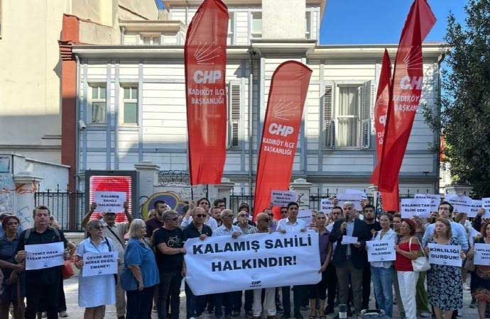 İstanbul’un Kadıköy ilçesinde yaşayan yurttaşlar, halka açık sahil olmaktan çıkarılarak marina yapılmak istenen Kalamış Sahili için basın açıklaması yaptı. Yurttaşlar, “Kalamış sahilinde inşaata izin vermeyeceğiz, sahil ve yeşil alan halkındır” dedi.